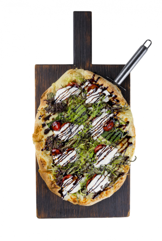 Буррата с клубникой и черри