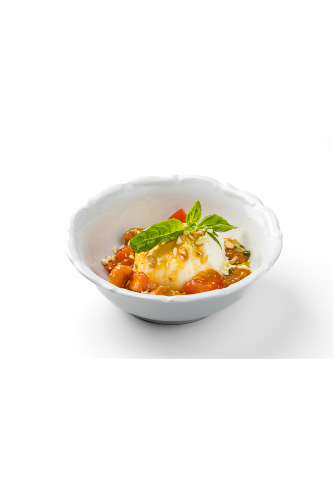 Буррата с вялеными абрикосами и томатами