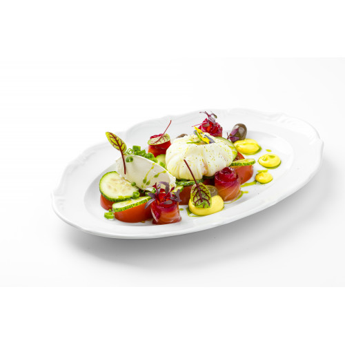 Салат с лососем и яйцом пашот